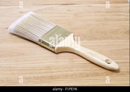 Holz Pinsel auf den Holztisch. Saubere neue Bürste 3' / 76,2 mm Stockfoto