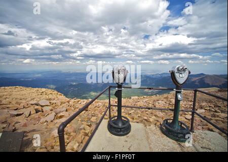 Pikes Peak Summit und kommerziellen Fernglas auf die Betondecke. Pikes Peak Mountain, Colorado Springs, Colorado, USA. Stockfoto