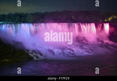 Niagara-Fälle in der Nacht. Beleuchtete Wasser der Niagarafälle. Fotografie von kanadischen Seite genommen. Niagara Falls, Ontario Kanada Stockfoto