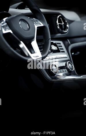 Elegantes modernes Auto Innenraum - dunkle Lederausstattung der Luxus-Sport-Fahrzeug. Vertikale Fotografie Stockfoto