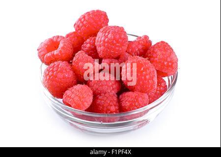 Süße frische Himbeeren in die Glasschüssel. Himbeeren, Isolated on White. Stockfoto