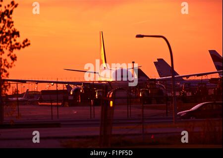 Verkehrsflugzeuge im Sonnenuntergang. O' Hare International Airport, Chicago, Illinois, USA. Luftfahrt-Foto-Sammlung. Stockfoto