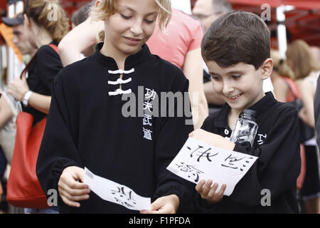 Bukarest, Rumänien. 5. Sep, 2015. Kinder zeigen chinesische Kalligraphie Werke ihrer Namen an die Botschaften-Festival in Bukarest, Hauptstadt Rumäniens, 5. September 2015. © Gabriel Petrescu/Xinhua/Alamy Live-Nachrichten Stockfoto