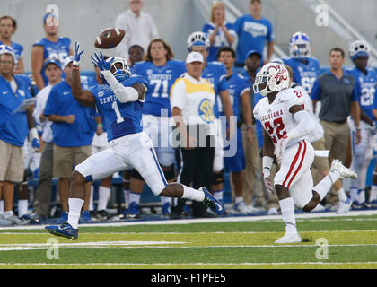 Lexington, Kentucky, USA. 5. Sep, 2015. Kentucky Wildcats Wide Receiver Ryan Timmons (1) zurückgezogen in einem Durchgang über Louisiana-Lafayette Ragin Cajuns defensive Reginald Miles (22) wie Kentucky Louisiana-Lafayette auf Samstag, 5. September 2015 in Lexington, Kentucky Foto von Mark Cornelison gespielt | Personal © Lexington Herald-Leader/ZUMA Draht/Alamy Live-Nachrichten Stockfoto