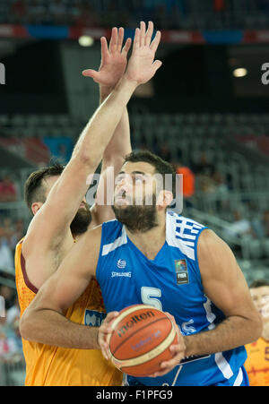 Hauptbusstation, Kroatien. 5. Sep, 2015. Yannis Bourousis (R) Griechenlands wetteifert mit Bojan Trajkovski von Mazedonien während des Spiels EuroBasket 2015 Gruppe C Arena Zagreb in Zagreb, Hauptstadt Kroatiens, am 5. September 2015. Griechenland gewann 85-65. Bildnachweis: Miso Lisanin/Xinhua/Alamy Live-Nachrichten Stockfoto