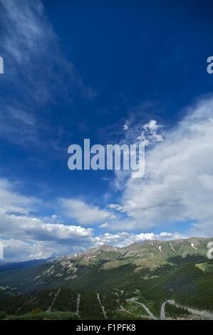 Colorado-blau.  Dunkel blau Colorado Sky in der vertikalen Fotografie. Rocky Mountains - Sommer. Bewölkter Himmel. Stockfoto