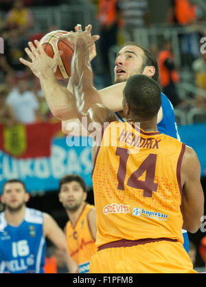 Hauptbusstation, Kroatien. 5. Sep, 2015. Kostas Koufos (siehe oben) von Griechenland wetteifert mit Richard Hendrix von Mazedonien während des Spiels EuroBasket 2015 Gruppe C Arena Zagreb in Zagreb, Hauptstadt Kroatiens, am 5. September 2015. Griechenland gewann 85-65. Bildnachweis: Miso Lisanin/Xinhua/Alamy Live-Nachrichten Stockfoto