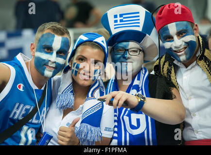 Hauptbusstation, Kroatien. 5. Sep, 2015. Fans von Griechenland unterstützen ihr Team bei der EuroBasket 2015 Gruppe C-Partie gegen Mazedonien Arena Zagreb in Zagreb, Hauptstadt Kroatiens, am 5. September 2015. Griechenland gewann 85-65. Bildnachweis: Miso Lisanin/Xinhua/Alamy Live-Nachrichten Stockfoto