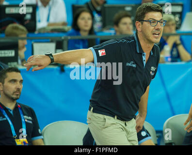 Hauptbusstation, Kroatien. 5. Sep, 2015. Fotis Katsikaris, Trainer von Griechenland, reagiert während des Spiels EuroBasket 2015 Gruppe C gegen Mazedonien Arena Zagreb in Zagreb, Hauptstadt Kroatiens, am 5. September 2015. Griechenland gewann 85-65. Bildnachweis: Miso Lisanin/Xinhua/Alamy Live-Nachrichten Stockfoto