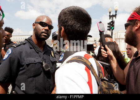 Washington, DC, USA. 5. September 2015, die Söhne der verbündeten Veterane halten eine Kundgebung für die Konföderierten Flagge auf oberer Senat Park auf dem Capitol Hill. Während nur ein paar Dutzend Anhänger der Konföderierten Flagge besuchten, oppositionelle Gruppen wie Code-Pink und schwarz lebt übrigens zeigte in größerer Zahl und mit viel Kritik. Mitglieder der Opposition jagte die Söhne der verbündeten Veterane, wie sie ihren Weg zur Union Station, wo einige Mitglieder der Opposition mit Polizei zusammenstießen. Bildnachweis: B Christopher/Alamy Live-Nachrichten Stockfoto