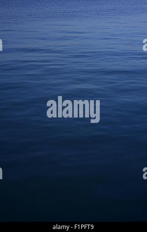 Tiefes Wasser Oberfläche Hintergrund - dunkle ruhigem Wasser Hintergrund - vertikale Fotografie Stockfoto