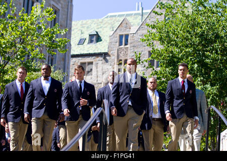 Chestnut Hill, MA, USA. 5. September 2015. Boston College Eagles Spieler Morgen Masse zu verlassen und Fuß zu ihrem Umkleideraum zur Vorbereitung der NCAA Football-Spiel zwischen dem Boston College Eagles und Maine Black Bears Alumni Stadium. Anthony Nesmith/Cal-Sport-Medien Stockfoto