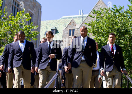 Chestnut Hill, MA, USA. 5. September 2015. Boston College Eagles Spieler Morgen Masse zu verlassen und Fuß zu ihrem Umkleideraum zur Vorbereitung der NCAA Football-Spiel zwischen dem Boston College Eagles und Maine Black Bears Alumni Stadium. Anthony Nesmith/Cal-Sport-Medien Stockfoto