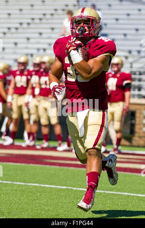 Chestnut Hill, MA, USA. 5. September 2015. Boston College Eagles Runningback Tyler Rouse (35) erwärmt sich vor die NCAA Football-Spiel zwischen dem Boston College Eagles und Maine Black Bears Alumni Stadium. Anthony Nesmith/Cal-Sport-Medien Stockfoto