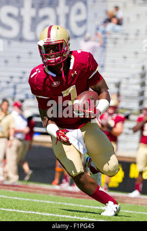 Chestnut Hill, MA, USA. 5. September 2015. Boston College Eagles Runningback Marcus Outlow (7) erwärmt sich vor die NCAA Football-Spiel zwischen dem Boston College Eagles und Maine Black Bears Alumni Stadium. Anthony Nesmith/Cal-Sport-Medien Stockfoto