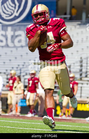 Chestnut Hill, MA, USA. 5. September 2015. Boston College Eagles Runningback Jordan Gowins (34) erwärmt sich vor die NCAA Football-Spiel zwischen dem Boston College Eagles und Maine Black Bears Alumni Stadium. Anthony Nesmith/Cal-Sport-Medien Stockfoto