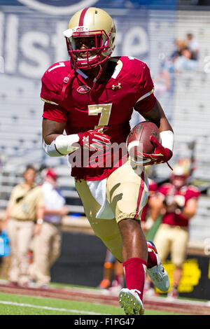 Chestnut Hill, MA, USA. 5. September 2015. Boston College Eagles Runningback Marcus Outlow (7) erwärmt sich vor die NCAA Football-Spiel zwischen dem Boston College Eagles und Maine Black Bears Alumni Stadium. Anthony Nesmith/Cal-Sport-Medien Stockfoto