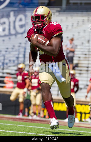 Chestnut Hill, MA, USA. 5. September 2015. Boston College Eagles Runningback Jon Hilliman (32) erwärmt sich vor die NCAA Football-Spiel zwischen dem Boston College Eagles und Maine Black Bears Alumni Stadium. Anthony Nesmith/Cal-Sport-Medien Stockfoto