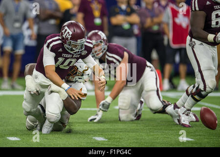 Houston, TX, USA. 5. Sep, 2015. Texas A & M Aggies Quarterback Kyle Allen (10) befummelt nach hit by Arizona State Sun Devils Linebacker Christian Sam (2) im 1. Halbjahr der NCAA Football-Spiel zwischen den Texas A & M Aggies und die Arizona State Sun Devils NRG-Stadion in Houston, TX. Trask Smith/CSM/Alamy Live-Nachrichten Stockfoto