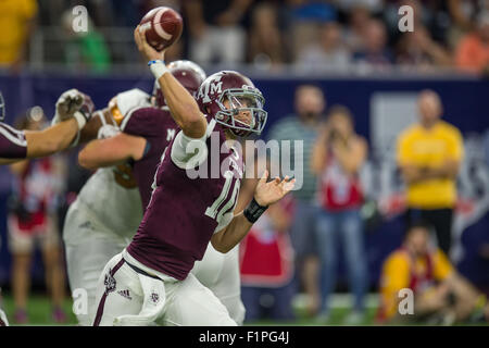 Houston, TX, USA. 5. Sep, 2015. Texas A & M Aggies quarterback Kyle Allen (10) Pässe im 1. Halbjahr der NCAA Football-Spiel zwischen den Texas A & M Aggies und die Arizona State Sun Devils NRG-Stadion in Houston, TX. Trask Smith/CSM/Alamy Live-Nachrichten Stockfoto