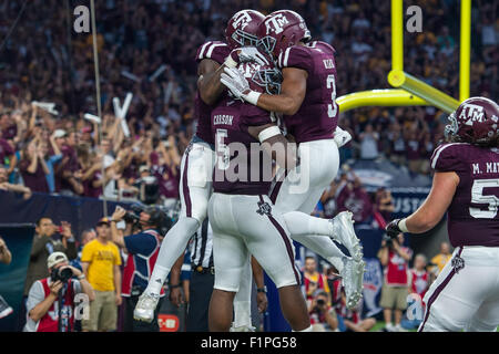 Houston, TX, USA. 5. Sep, 2015. Texas A & M Aggies Runningback Tra Carson (5) feiert seine Touchdown mit Texas A & M Aggies Wide Receiver Ricky Seals-Jones (9) und Texas A & M Aggies Wide Receiver Christian Kirk (3) im 1. Halbjahr der NCAA Football-Spiel zwischen den Texas A & M Aggies und die Arizona State Sun Devils NRG-Stadion in Houston, TX. Trask Smith/CSM/Alamy Live-Nachrichten Stockfoto
