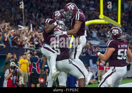 Houston, TX, USA. 5. Sep, 2015. Texas A & M Aggies Runningback Tra Carson (5) feiert seine Touchdown mit Texas A & M Aggies Wide Receiver Ricky Seals-Jones (9) und Texas A & M Aggies Wide Receiver Christian Kirk (3) im 1. Halbjahr der NCAA Football-Spiel zwischen den Texas A & M Aggies und die Arizona State Sun Devils NRG-Stadion in Houston, TX. Trask Smith/CSM/Alamy Live-Nachrichten Stockfoto