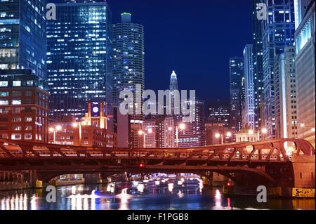 Chicago River und der Innenstadt in der Nacht. Nacht Zeit lange Belichtung Fotografie der Innenstadt von Chicago - Franklin Street Bridge und Chica Stockfoto