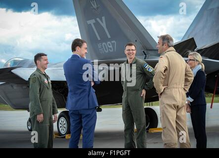 US Air Force Oberstleutnant Daniel Lehoski, 95. Fighter Squadron Kommandant gibt estnischen Prime Minster Taavi betraut eine Tour durch die f-22 Raptor Stealth-Fighter auf Amari Air Base 4. September 2015 in Harjumaa, Estland. Stockfoto