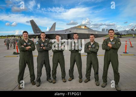 US Air Force f-22 Raptor Piloten mit der 95. Jagdstaffel posieren vor ihre Flugzeuge auf Amari Air Base 4. September 2015 in Harjumaa, Estland. Stockfoto