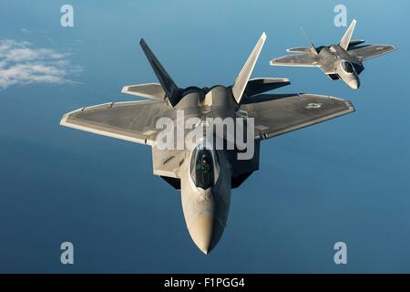 US Air Force f-22 Raptor Stealth-Kampfflugzeuge fliegen in Formation über der Ostsee bei einer vorwärts Einrichtung zur Unterstützung der NATO-Partner in Europa 4. September 2015 in der Nähe von Tallinn, Estland. Stockfoto