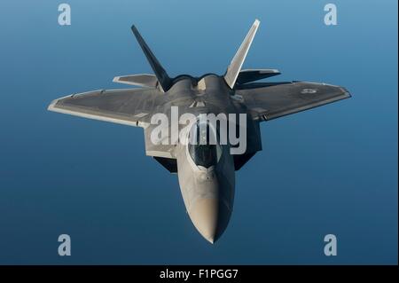 Ein Stealth-Kampfflugzeug der US Air Force f-22 Raptor fliegt bei Bildung über die Ostsee bei einer vorwärts Einrichtung zur Unterstützung der NATO-Partner in Europa 4. September 2015 in der Nähe von Tallinn, Estland. Stockfoto