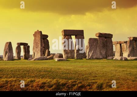 Stonehenge Sonnenuntergang - prähistorische Monument befindet sich in der englischen Grafschaft Wiltshire. Stonehenge horizontale Fotografie. Stockfoto