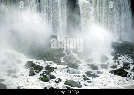 Niagara Fury - Niagara Falls. Internationalen Niagarafälle bestehen aus zwei Teilen, getrennt durch Goat Island; Das Hufeisen Stockfoto