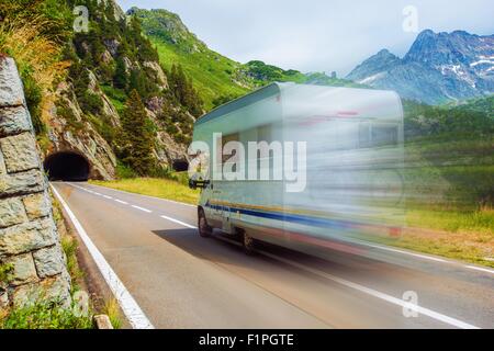 Beschleunigung Camper auf einer Bergstraße. Klasse C Freizeitfahrzeug. Urlaubserlebnisse. Stockfoto
