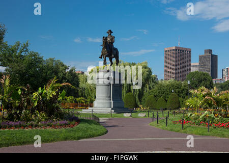 GEORGE WASHINGTON EQUESTRIAN STATUE PUBLIC GARDENS BOSTON SKYLINE MASSACHUSETTS, USA Stockfoto