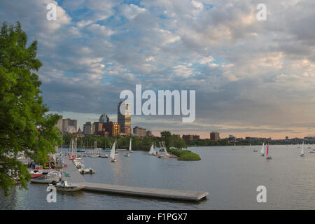 SEGELBOOTE CHARLES RIVER ESPLANADE BACK BAY SKYLINE CAMBRIDGE MASSACHUSETTS, USA Stockfoto