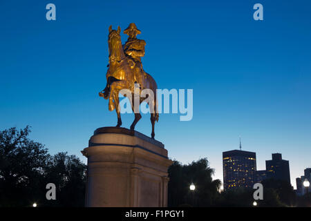 GEORGE WASHINGTON EQUESTRIAN STATUE PUBLIC GARDENS BOSTON SKYLINE MASSACHUSETTS, USA Stockfoto