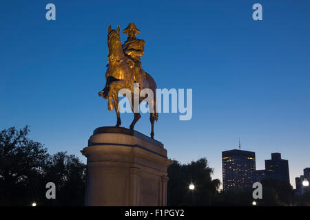 GEORGE WASHINGTON EQUESTRIAN STATUE PUBLIC GARDENS BOSTON SKYLINE MASSACHUSETTS, USA Stockfoto