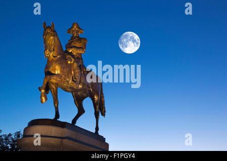 GEORGE WASHINGTON EQUESTRIAN STATUE PUBLIC GARDENS BOSTON SKYLINE MASSACHUSETTS, USA Stockfoto