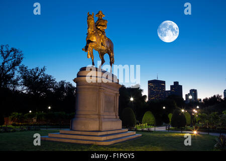 GEORGE WASHINGTON EQUESTRIAN STATUE PUBLIC GARDENS BOSTON SKYLINE MASSACHUSETTS, USA Stockfoto