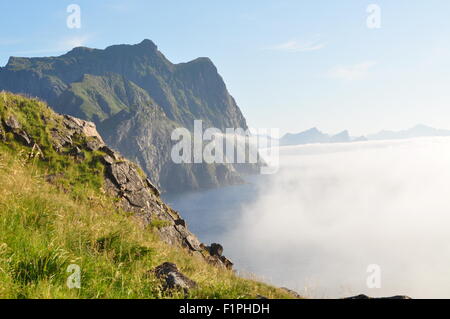 Lofoten Inseln, Norwegen: Blick in der Nähe von Unstad mit Nebel auf das Meer und die Sonne an Land Stockfoto