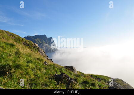 Lofoten Inseln, Norwegen: Blick in der Nähe von Unstad mit Nebel auf das Meer und die Sonne an Land Stockfoto