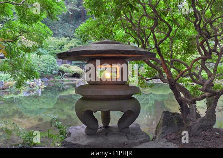 Steinlaterne am Teich am japanischen Garten Stockfoto