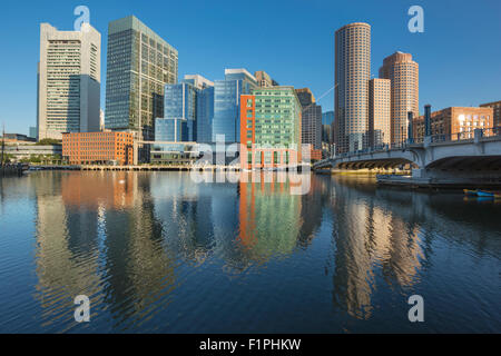 ATLANTIC WHARF WATERFRONT FORT POINT CHANNEL SKYLINE INNER HARBOR SOUTH BOSTON MASSACHUSETTS, USA Stockfoto