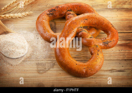 Frisch gebackene Brezeln auf Holztisch. Ansicht von oben Stockfoto