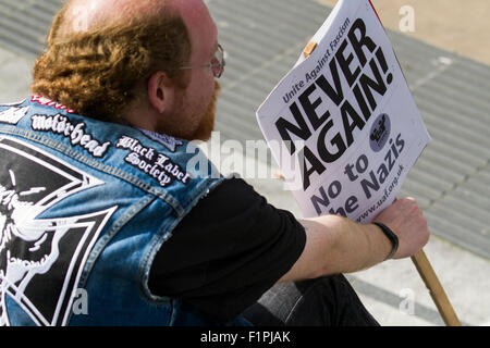 Liverpool, Merseyside, UK 5. September 2015. Demonstranten versammeln sich zum Anti-Nazi-Kundgebung. Eine rechtsextremen Jugendgruppe nennt sich nationale Aktion (NA), geplant einen Straße Protest, als der weiße Mann März, Wiederholung eines Ereignisses, das in Newcastle im März geschehen. Antifaschistische Gruppe Unite Against Fascism hatte einen dringenden Appell für die Anhänger selbst mit Hunderten erscheinen, ab Mittag außerhalb Lime Street Station demonstrieren für eine Zähler-Demonstration zur Verfügung stellen ausgestellt. Bildnachweis: Cernan Elias/Alamy Live-Nachrichten Stockfoto