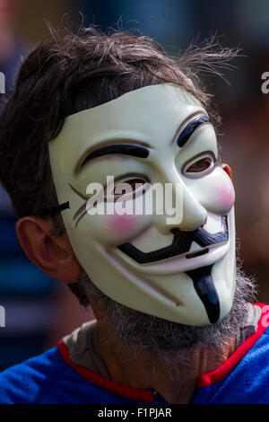 Liverpool, Merseyside, UK 5. September 2015. Anonyme Aktivist Demonstranten versammeln sich für Anti-Nazi-Rallye. Eine rechtsextremen Jugendgruppe nennt sich nationale Aktion (NA), geplant einen Straße Protest, als der weiße Mann März, Wiederholung eines Ereignisses, das in Newcastle im März geschehen. Antifaschistische Gruppe Unite Against Fascism hatte einen dringenden Appell für die Anhänger selbst mit Hunderten erscheinen, ab Mittag außerhalb Lime Street Station demonstrieren für eine Zähler-Demonstration zur Verfügung stellen ausgestellt. Bildnachweis: Cernan Elias/Alamy Live-Nachrichten Stockfoto