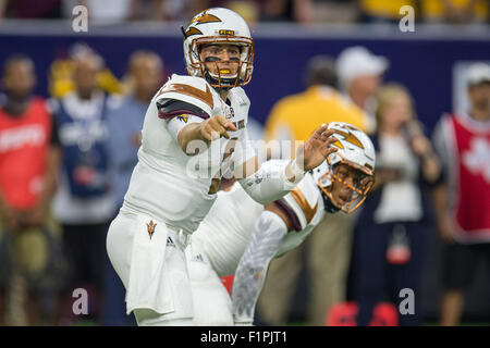 5. September 2015: Arizona State Sun Devils quarterback Mike Bercovici (2) Gesten im 1. Halbjahr der NCAA Football-Spiel zwischen den Texas A & M Aggies und die Arizona State Sun Devils NRG-Stadion in Houston, TX. Die Aggies gewann 38-17.Trask Smith/CSM Stockfoto