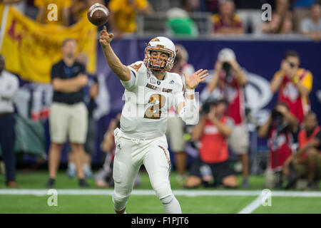 5. September 2015: Arizona State Sun Devils quarterback Mike Bercovici (2) Pässe im 1. Halbjahr der NCAA Football-Spiel zwischen den Texas A & M Aggies und die Arizona State Sun Devils NRG-Stadion in Houston, TX. Die Aggies gewann 38-17.Trask Smith/CSM Stockfoto