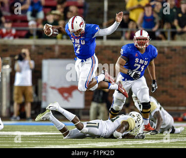 4. September 2015:. Southern Methodist Mustangs Quarterback Darrel Colbert Jr. (7) ein Tackling von Baylor Bears Safety Taion verkauft (26) während der NCAA Football-Spiel zwischen der Baylor Bears und die SMU Mustangs im Gerald J. Ford Stadium in Dallas, Texas.Baylor zu vermeiden versucht gewinnt 56-21.Manny Flores/CSM Stockfoto